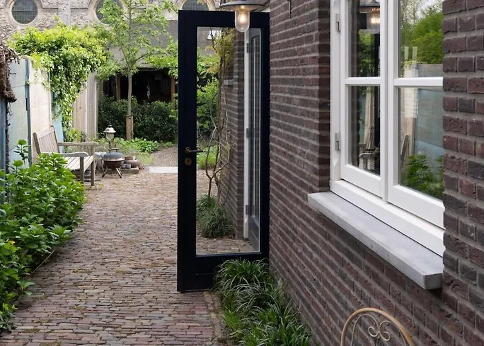 Sfeervolle Vooroorlogse Woning Nabij Centrum