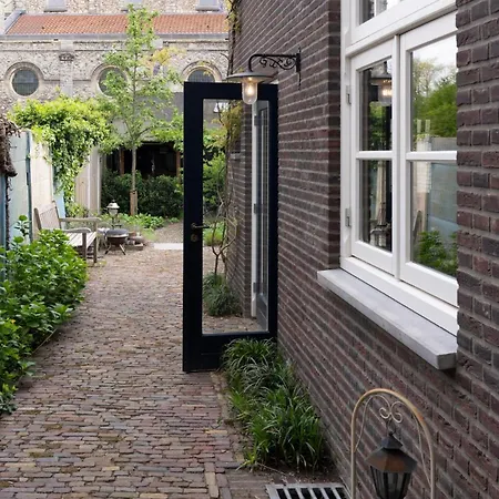 Sfeervolle Vooroorlogse Woning Nabij Centrum