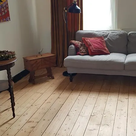 Sfeervolle Vooroorlogse Woning Nabij Centrum